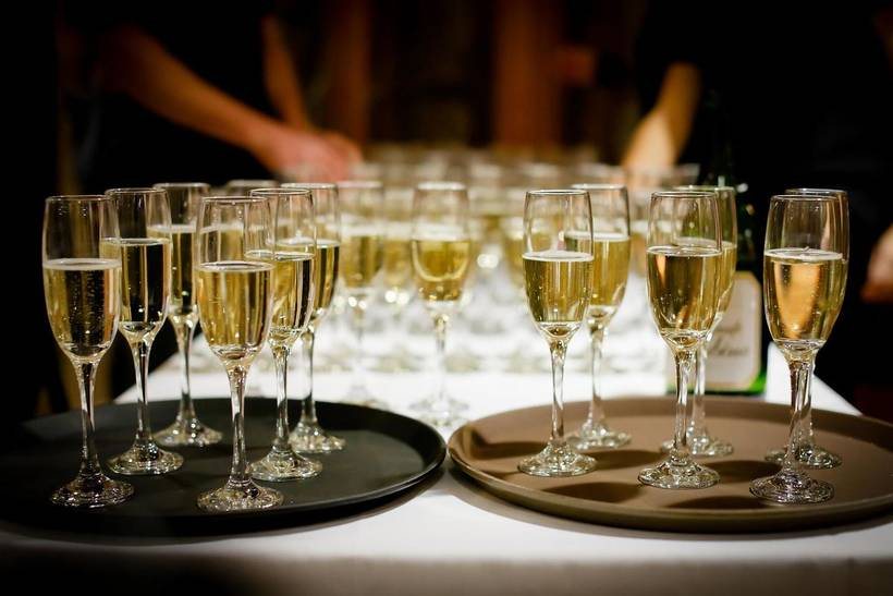 Coupes de champagne préparées sur des plateaux lors d'une réception