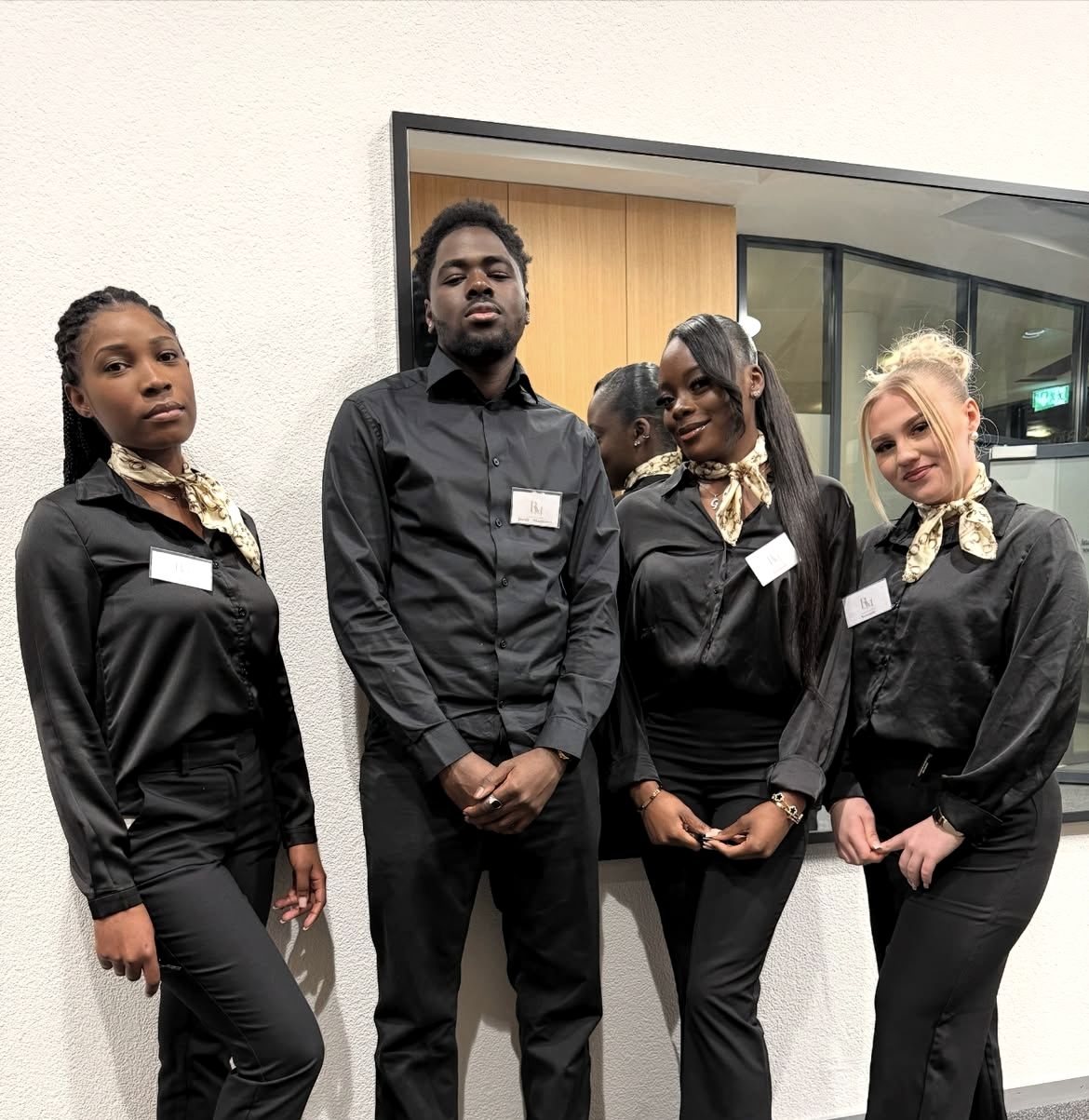 Team von RM Luxury Event in schwarzer Uniform mit champagnerfarbenem Seidentuch