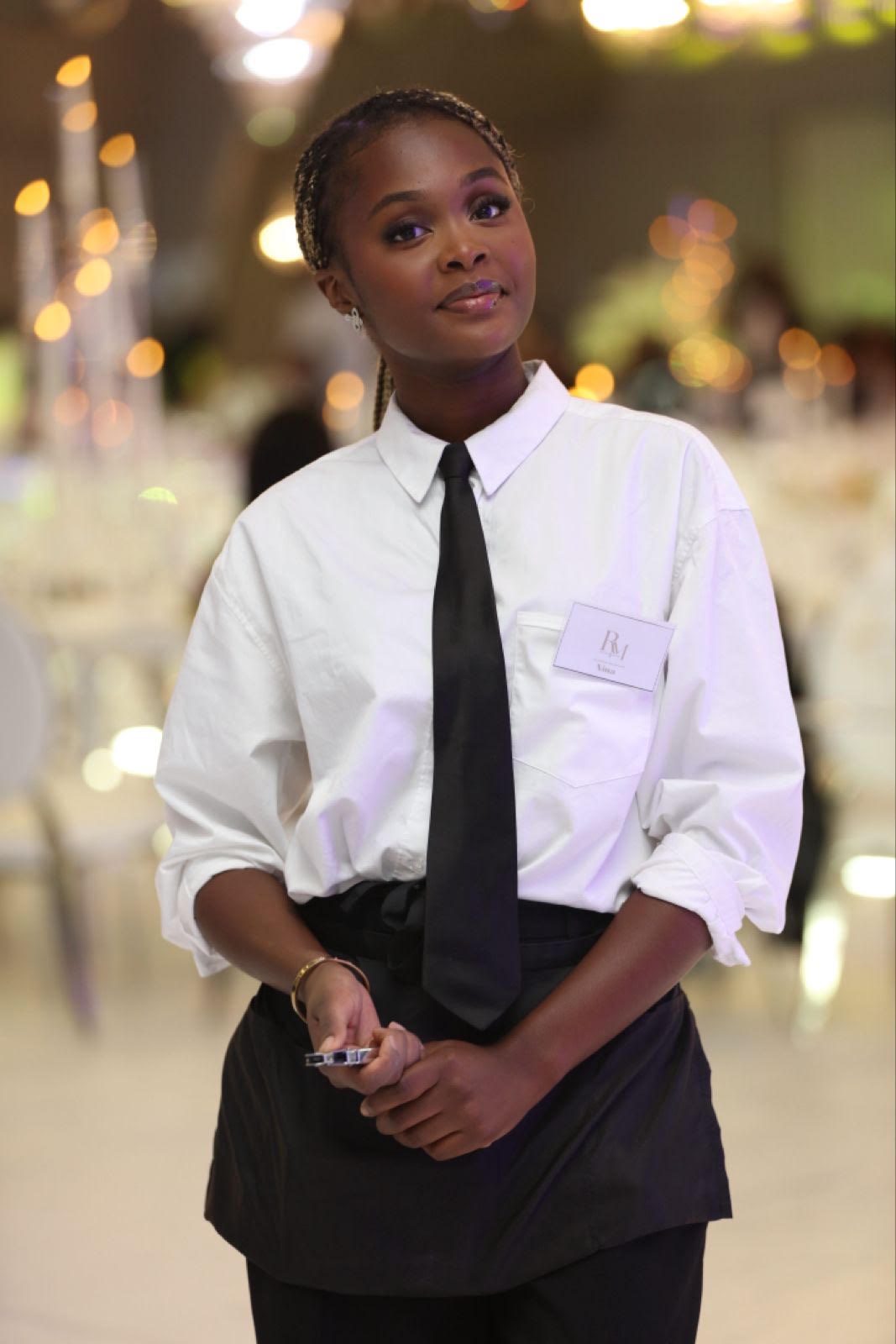 Serveuse RM Luxury Event en chemise blanche et cravate