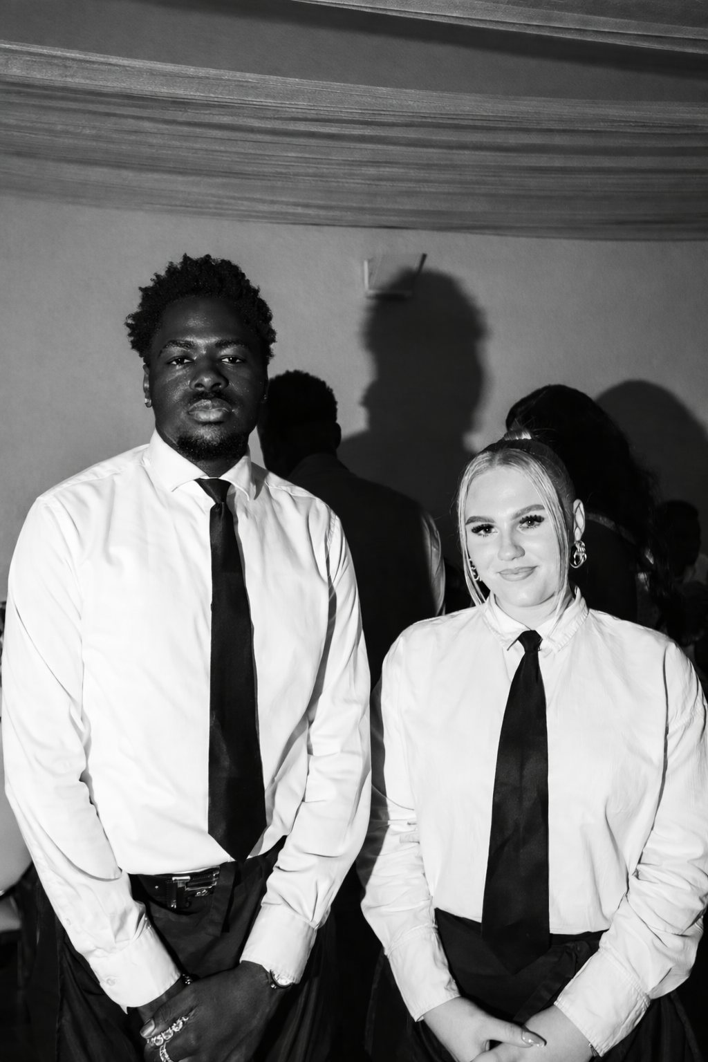 Deux membres du personnel RM Luxury Event en chemise blanche et cravate noire, noir et blanc