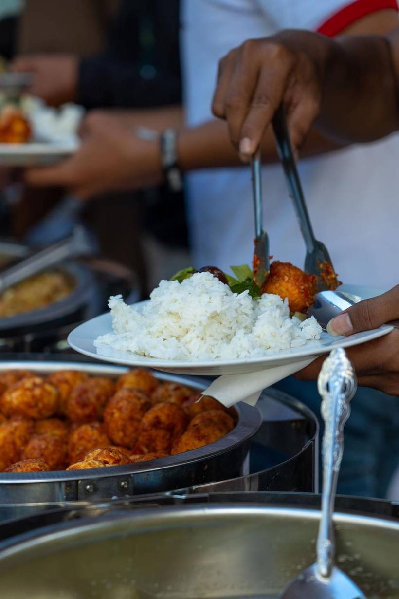 Service am Buffet, ein Teller wird angerichtet